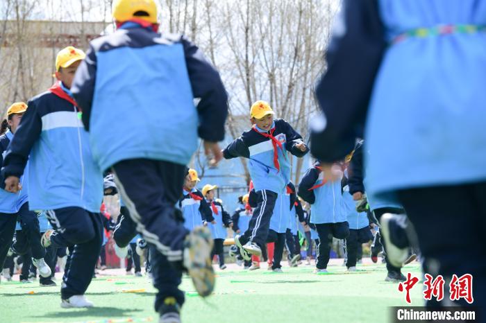 圖為學生在跳繩教練齊景龍的指導下做準備運動。　貢嘎來松 攝