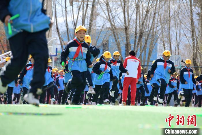 圖為學生在跳繩教練齊景龍的指導下做準備運動?！∝暩聛硭?攝