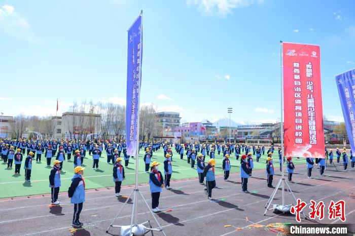 圖為學生在跳繩教練齊景龍的指導下做準備運動。　貢嘎來松 攝