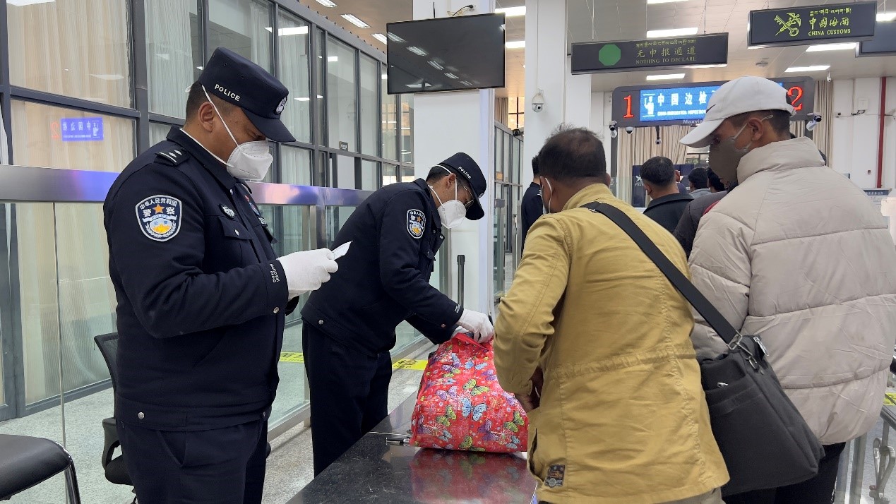 吉隆口岸移民管理警察正在對行李物品進(jìn)行檢查。人民網(wǎng)記者 唐宋攝