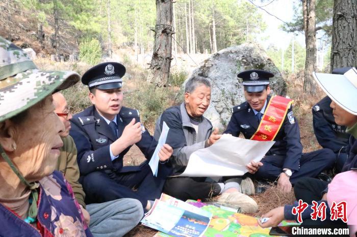 圖為竹瓦根邊境派出所民警為轄區(qū)群眾宣講森林防火常識(shí)。　竹瓦根邊境派出所 供圖