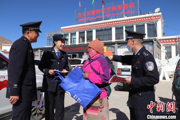 圖為日土邊境派出所民警在選轄區(qū)宣講國(guó)家安全知識(shí)?！∪尾?攝