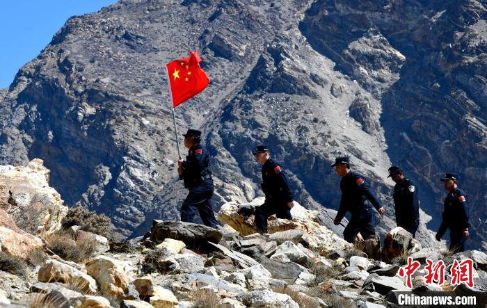 底雅邊境派出所民警夏永軍(左一)在巡邏中。　李林 攝