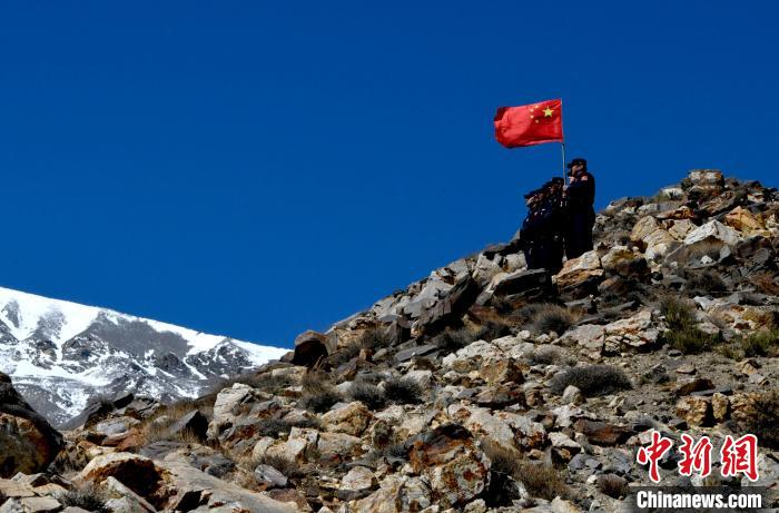 底雅邊境派出所民警夏永軍(右一)在巡邏中。　李林 攝