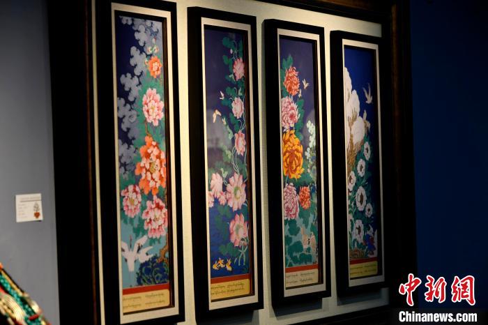 圖為5月16日，展覽中新創(chuàng)唐卡作品《四季花》?！±盍?攝