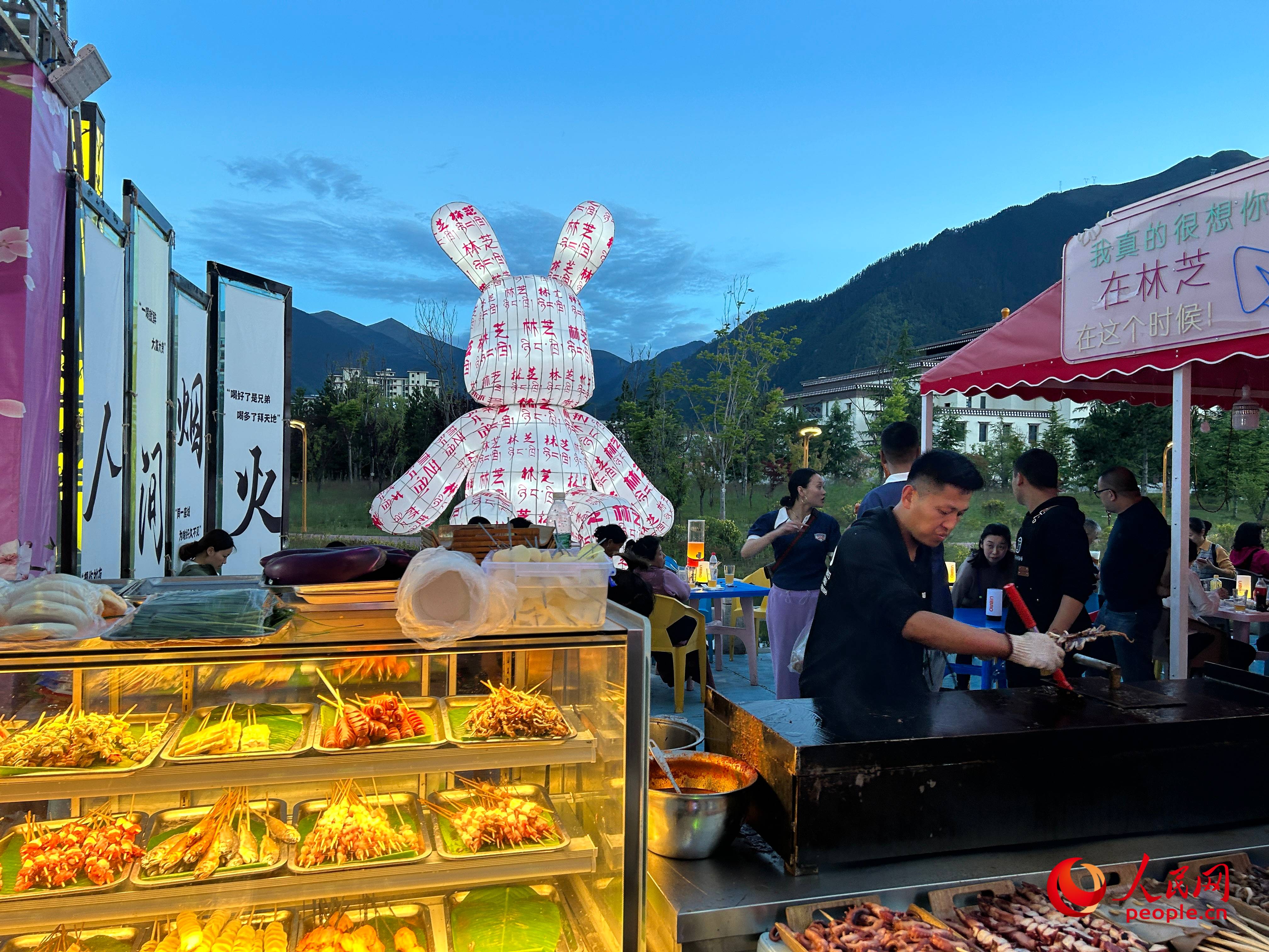 工布公園里的夜市，滿滿“煙火氣”。人民網(wǎng) 周靜圓攝