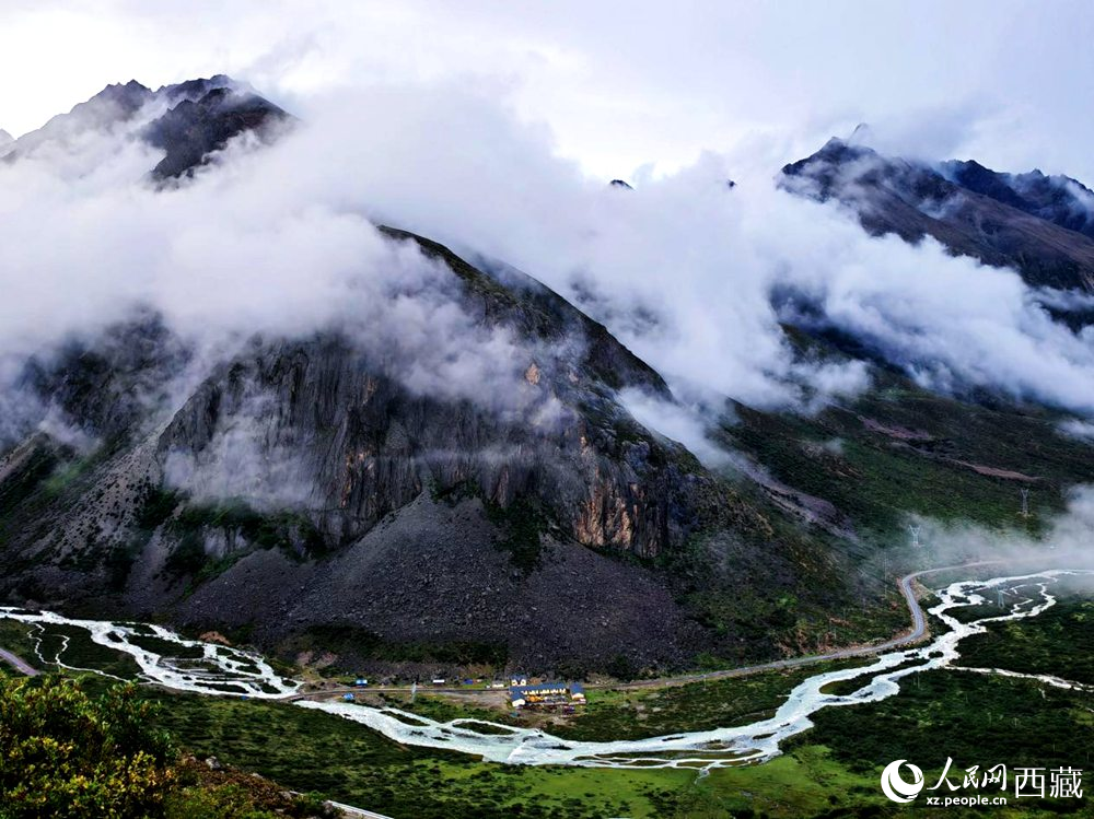 河流蜿蜒于青山間。人民網(wǎng) 李海霞攝