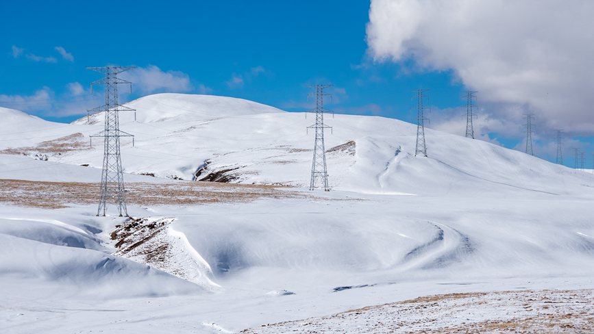 西藏自治區(qū)那曲市冰天雪地里的電網(wǎng)。趙清鵬攝