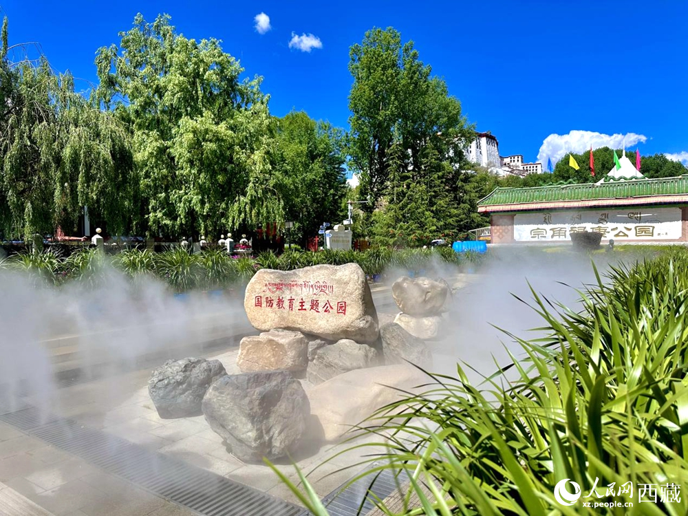布達拉宮腳下的宗角祿康公園。