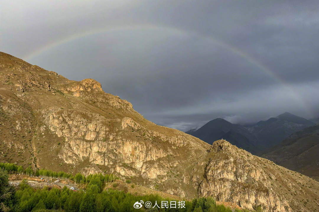 接好運(yùn)！青藏高原現(xiàn)巨大彩虹橋