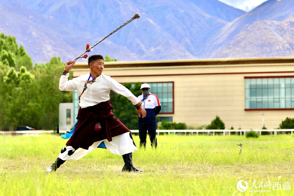 參賽選手在拉薩首屆農(nóng)牧民運(yùn)動(dòng)會(huì)上進(jìn)行“古朵”比賽（“古朵”指的是用牦牛毛或者山羊毛編織成的拋石繩，可以將石頭投擲到較遠(yuǎn)的地方，是牧民們用來放牧的工具）。