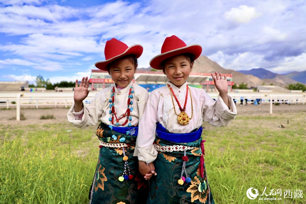 比賽現(xiàn)場(chǎng)外身著民族服飾的藏族小女孩兒。