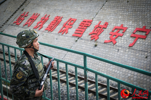 武警西藏總隊拉薩支隊執(zhí)勤八大隊官兵在鐵路旁執(zhí)勤。支翔宇 攝