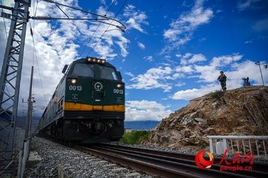 武警西藏總隊拉薩支隊執(zhí)勤八大隊官兵向駛過的火車行舉槍禮。張磊 攝