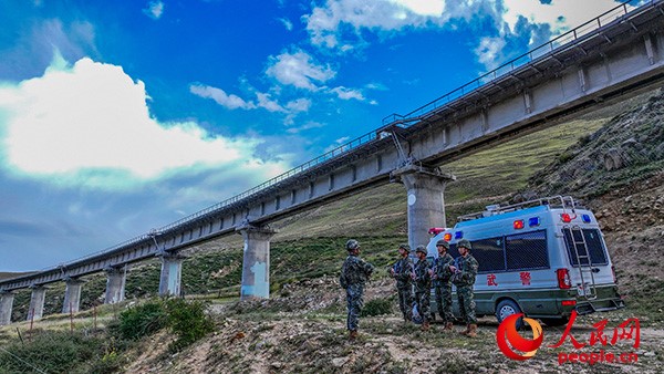 武警西藏總隊拉薩支隊執(zhí)勤八大隊官兵進行護路演練以應(yīng)對突發(fā)情況。張磊 攝