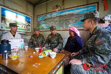 武警西藏總隊拉薩支隊執(zhí)勤八大隊官兵慰問藏族老人。何騰海 攝