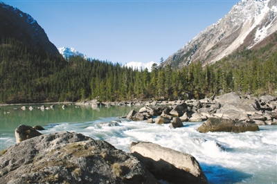 然烏湖美景。圖片由昌都市委宣傳部提供.jpg