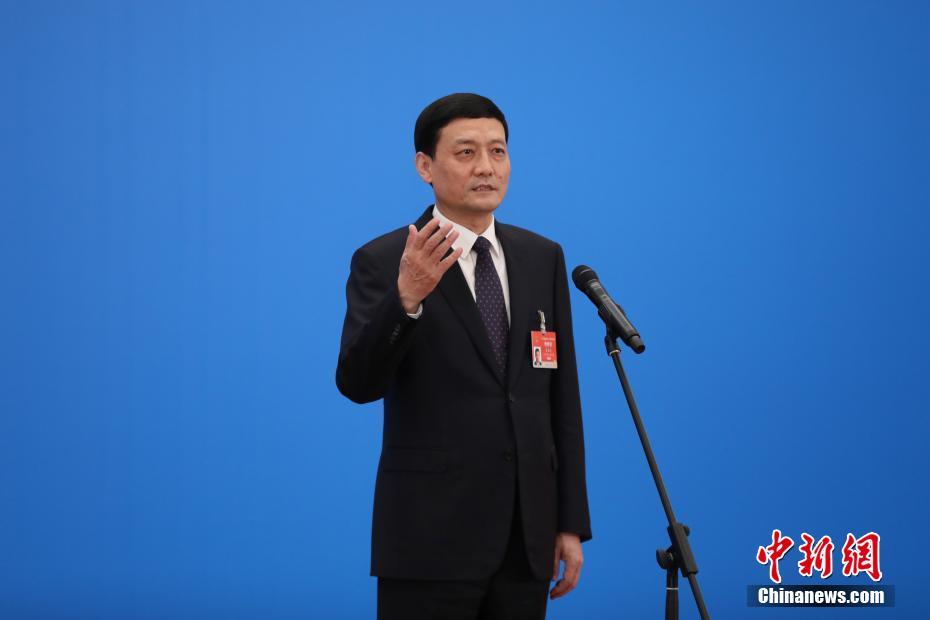 3月8日，第十三屆全國人民代表大會第四次會議舉行第二場“部長通道”采訪活動。圖為中國工業(yè)和信息化部部長肖亞慶通過網(wǎng)絡(luò)視頻方式接受采訪。 <a target='_blank' ><p  align=